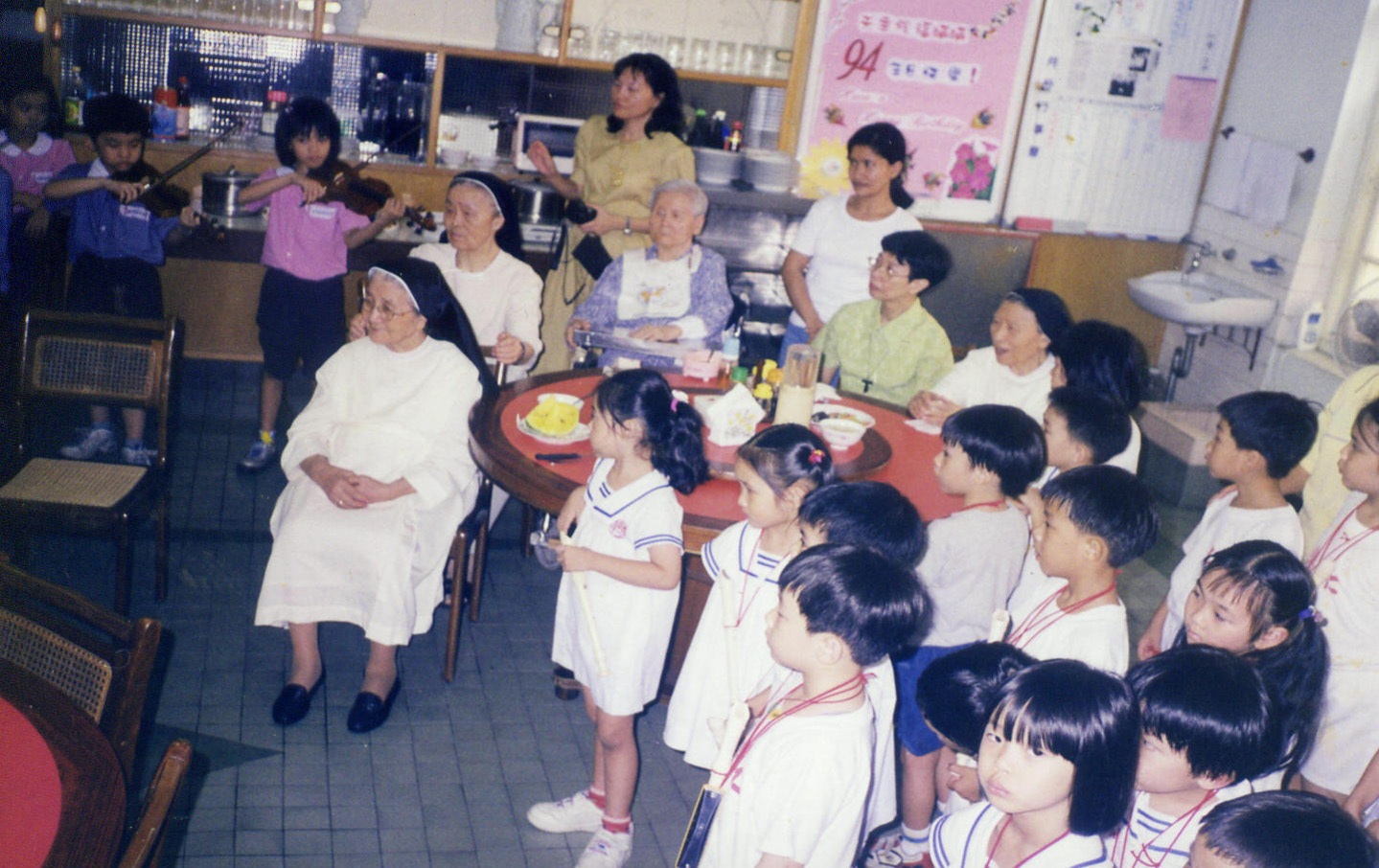 樂仁幼稚園幼生探訪五福會院修女